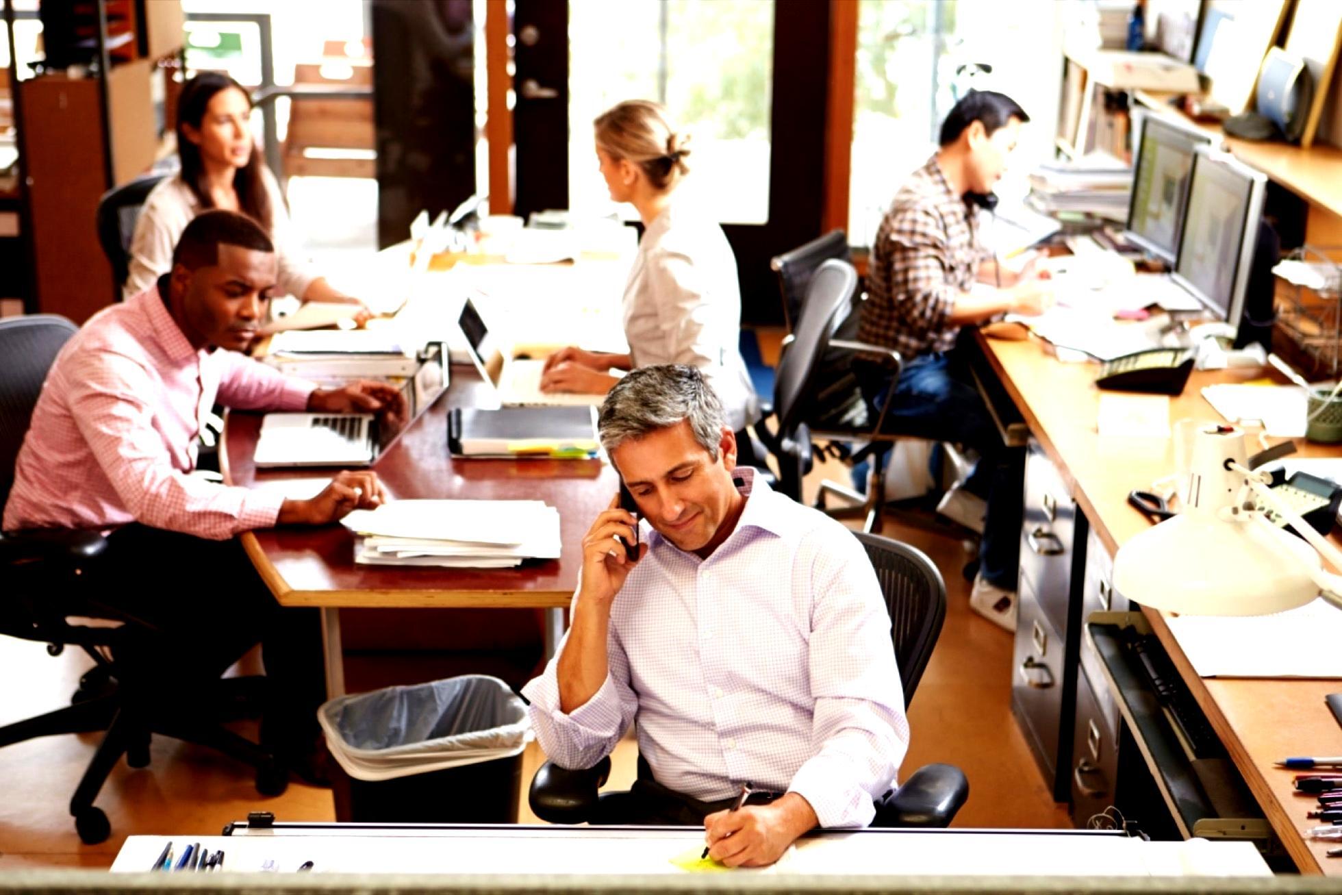 Detaillierte Finanzanalyse mit Diagrammen und Datenvisualisierungen