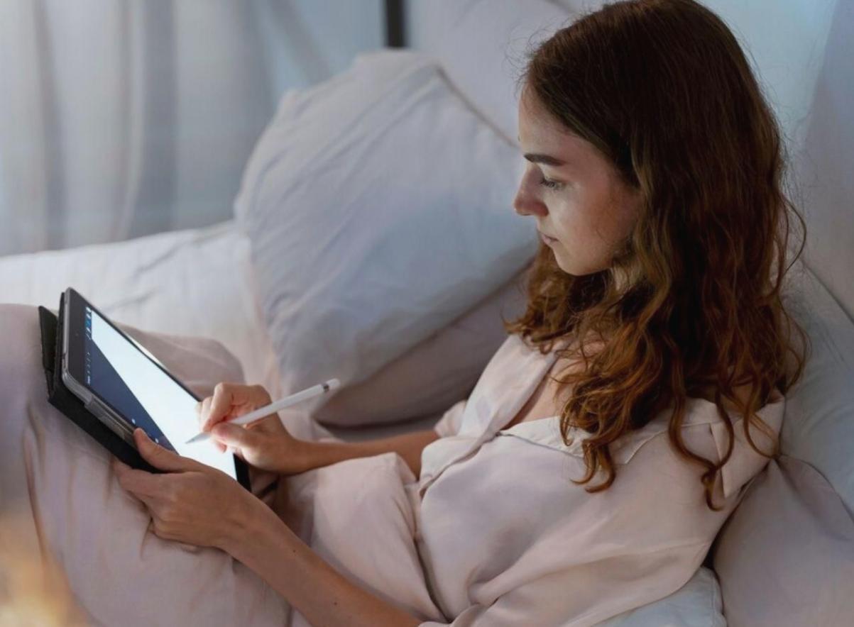 Studierende diskutieren Finanzplanung in Universitätsbibliothek